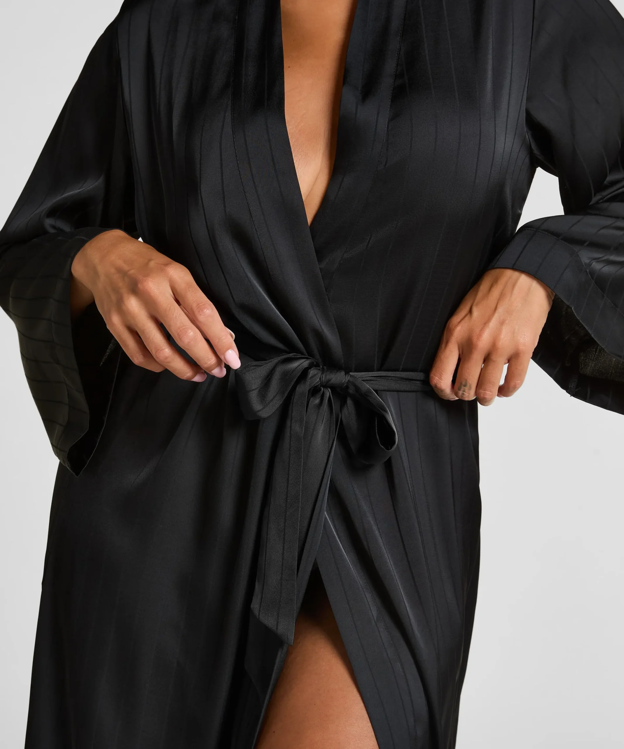 Satin-Kimono mit Nadelstreifen - Schwarz